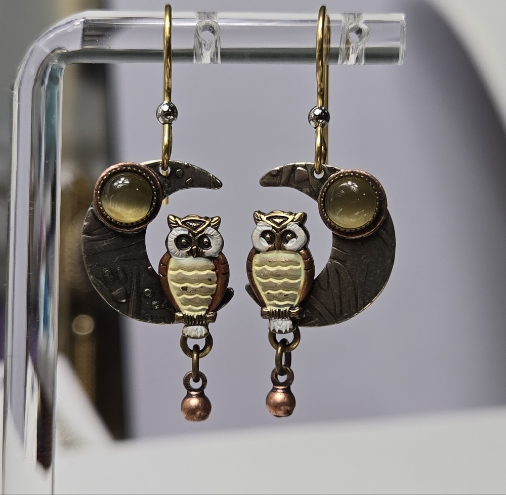 SILVER FOREST OWL ON CRESCENT MOON EARRING - Picture 16 of 16